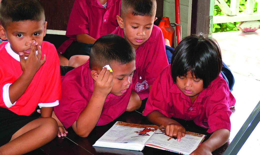 Lapset lukevat Raamattua Thaimaassa