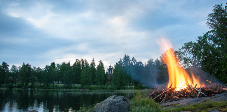 juhannuskokko rannalla