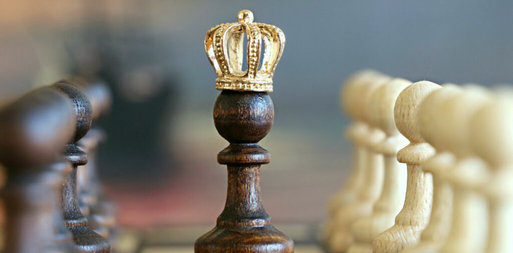 shakkinappulat kuningas keskellä