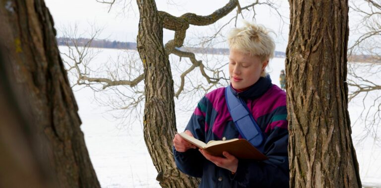 Nainen lukee raamattua luonnossa