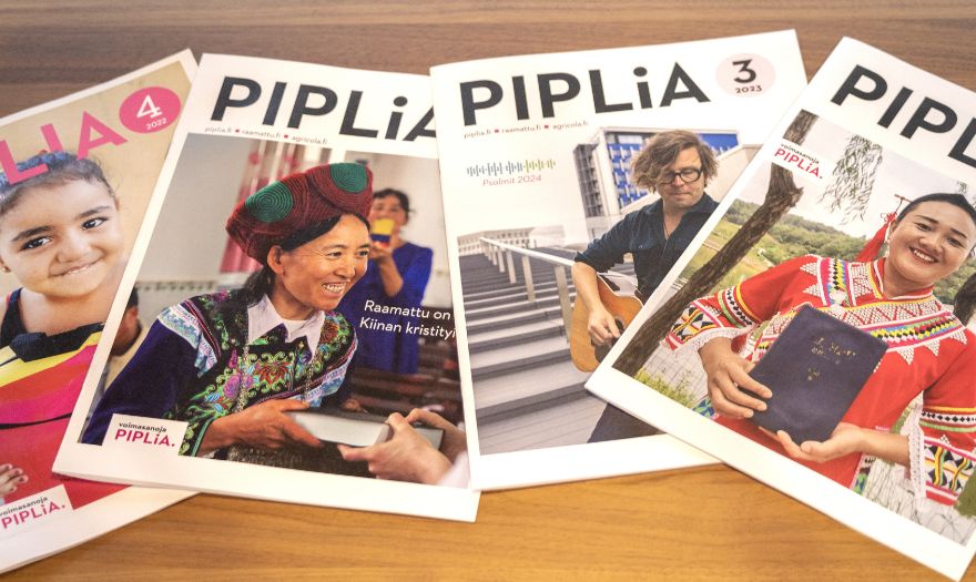 Kuvia Piplia-lehdistä pinossa