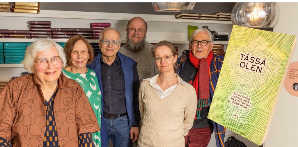 kuusi ihmistä seisoo Piplian raamattukaupassa, päällä iso kuva Tässä olen kirjasta