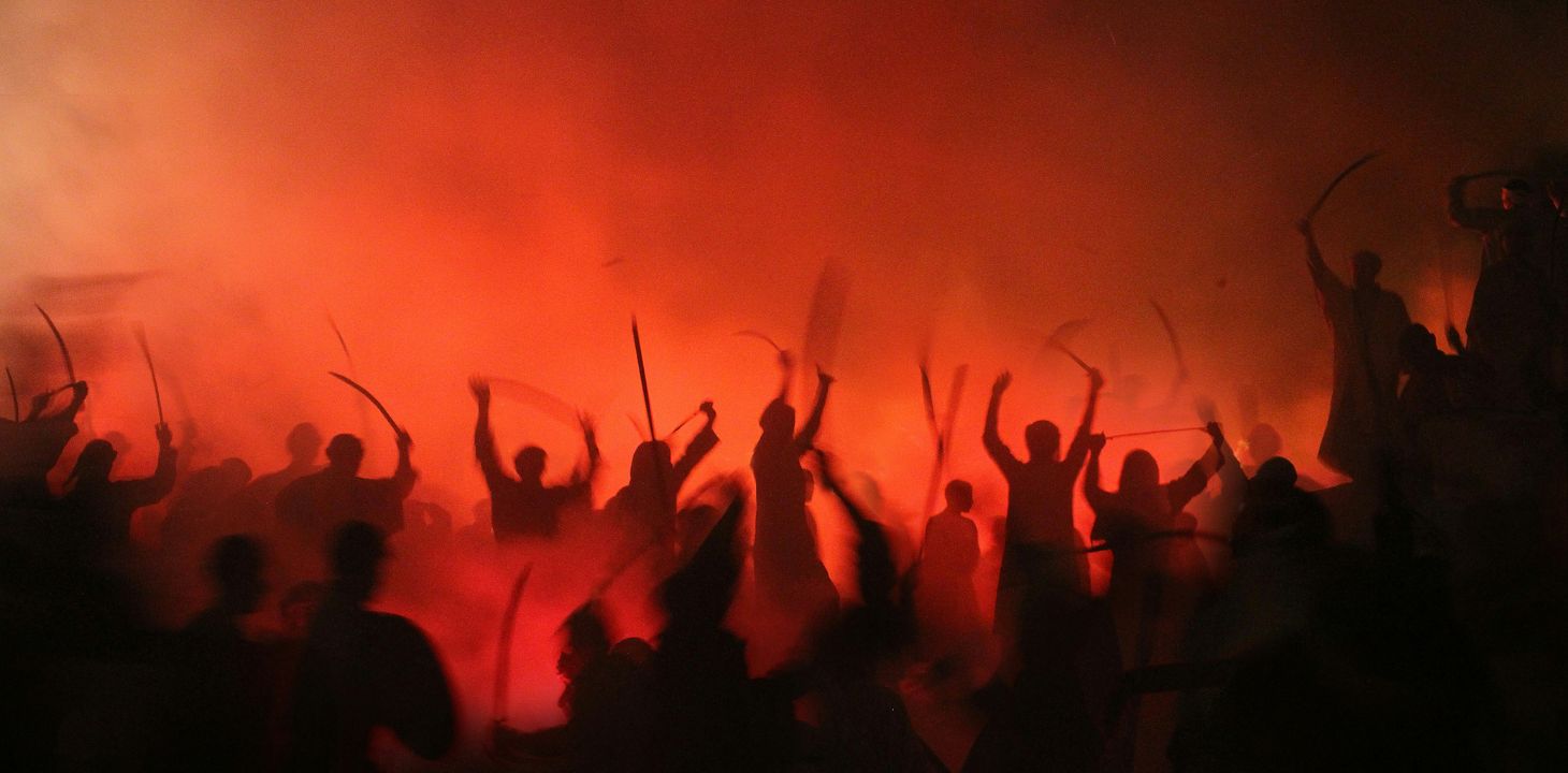 punaista taustaa vasten sotaisia hahmoja mustalla