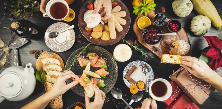 Runsas ruokapöytä ylhäältä päin kuvattuna