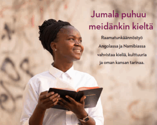 Piplia-lehden kansikuva, nainen pitelee Raamattua käsissään ja hymyilee