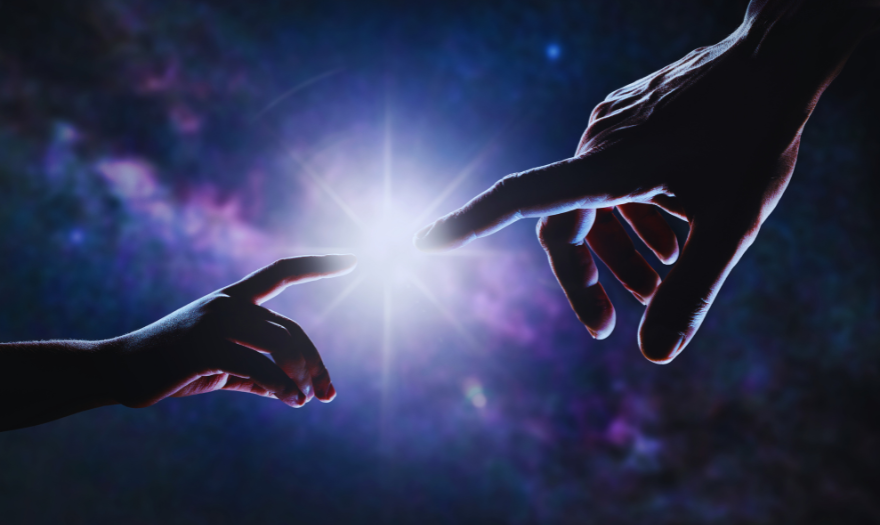 Kuvassa isompi käsi lähes koskettaa pienempää kättä tyylittellen kuuluisaa taideteosta. Taustalla abstraktia avuruushenkistä kuvitusta