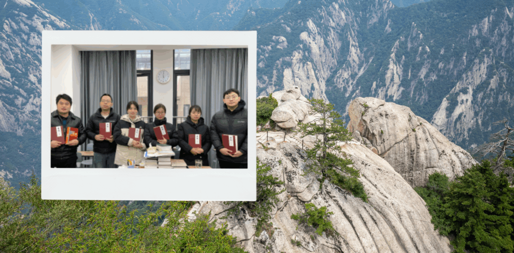 Raamattukoulun oppilaita Raamatut kädessään. taustalla kiinalainen vuorimaisema.