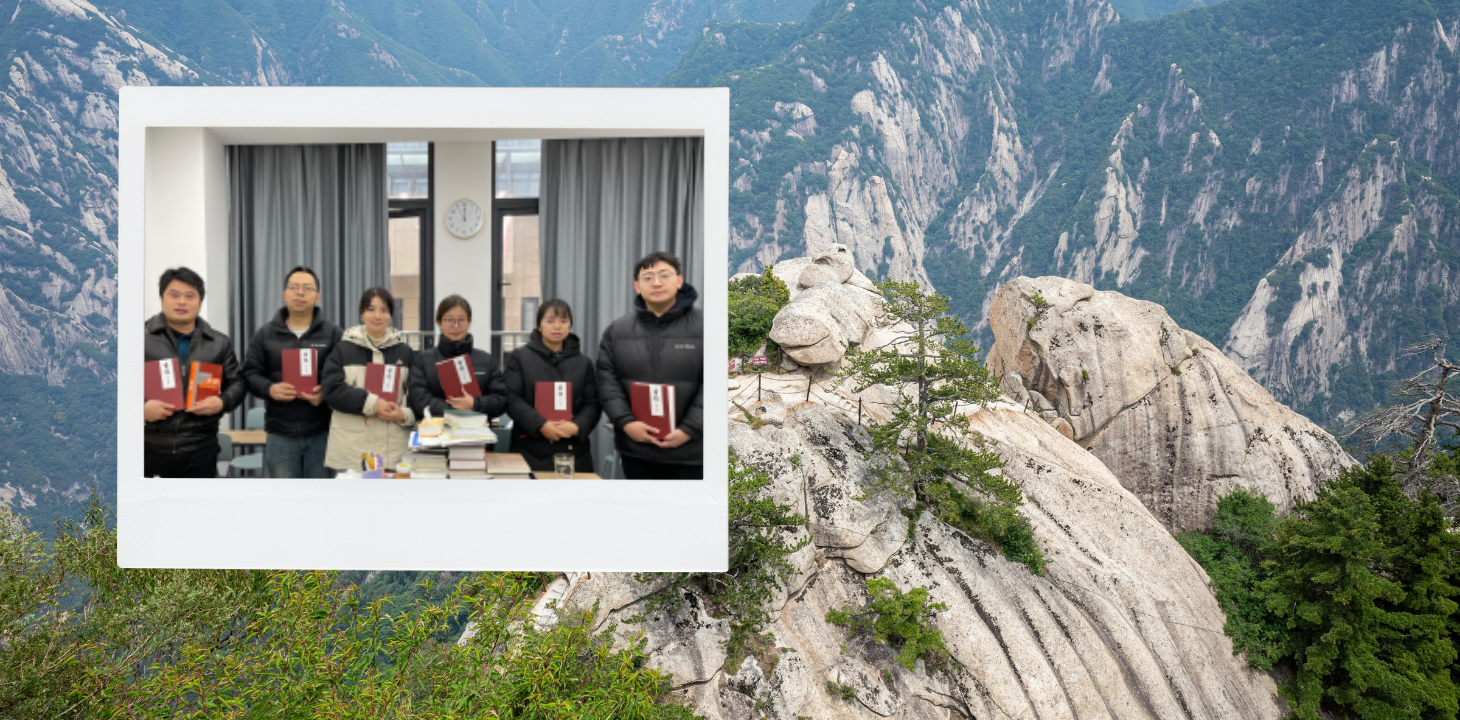 Raamattukoulun oppilaita Raamatut kädessään. taustalla kiinalainen vuorimaisema.