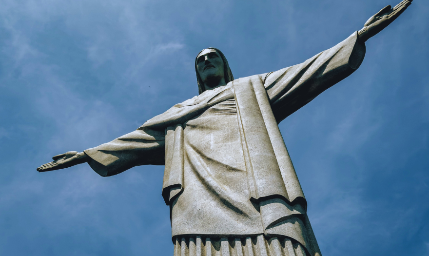 Taivasta vasten heijastuu Kristus-patsas