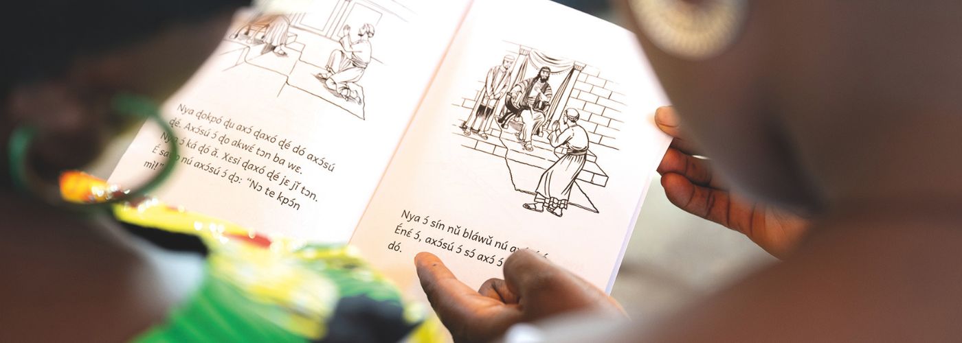 Kaksi naista aapinen käsissään