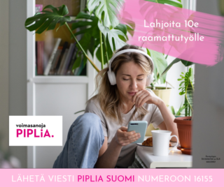 Somekäyttöön tarkoitettu lahjoitusvetoomus, jossa vaalea nainen istuu ikkunan ääressä ja katsoo kännykkäänsä kuulokkeet päässä. Kuvassa teksti: "LÄHETÄ VIESTI PIPLIA SUOMI NUMEROON 16155" ja lahjoitat 10 euroa raamattutyölle.