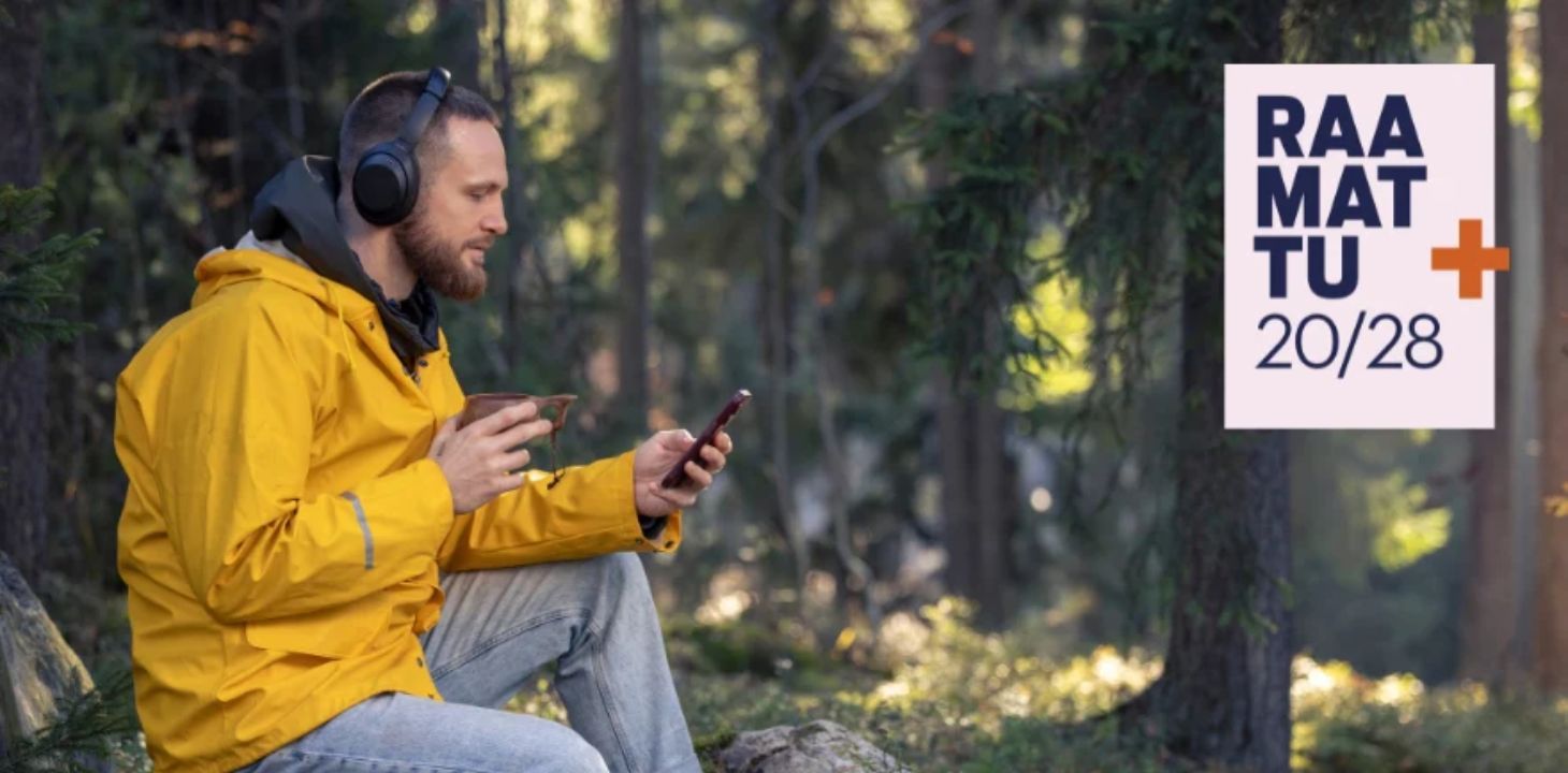 mies keltaisessa sadetakissa metsässä