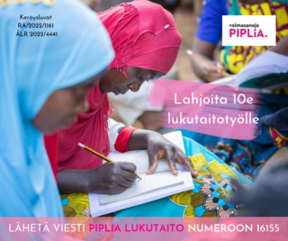 Someen tarkoitettu lahjoitusvetoomus, jossa värikkäästi pukeutuneita malawilaisia naisia lukutaitotunnilla harjoittelemassa kirjoittamista. Kuvassa teksti: "LÄHETÄ VIESTI PIPLIA LUKUTAITO NUMEROON 16155" ja lahjoita 10 euroa lukutaitotyölle.