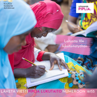 Someen tarkoitettu lahjoitusvetoomus, jossa värikkäästi pukeutuneita malawilaisia naisia lukutaitotunnilla harjoittelemassa kirjoittamista. Kuvassa teksti: "LÄHETÄ VIESTI PIPLIA LUKUTAITO NUMEROON 16155" ja lahjoita 10 euroa lukutaitotyölle.