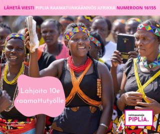 Someen tarkoitettu lahjoitusvetoomus jossa värikkäästi pukeutuneen afrikkalaisen naisen kuva ja teksti: "LÄHETÄ VIESTI PIPLIA RAAMATUNKÄÄNNÖS AFRIKKA NUMEROON 16155" ja lahjoitat 10 euroa raamattutyölle