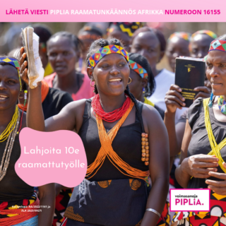 Someen tarkoitettu lahjoitusvetoomus jossa värikkäästi pukeutuneen afrikkalaisen naisen kuva ja teksti: "LÄHETÄ VIESTI PIPLIA RAAMATUNKÄÄNNÖS AFRIKKA NUMEROON 16155" ja lahjoitat 10 euroa raamattutyölle