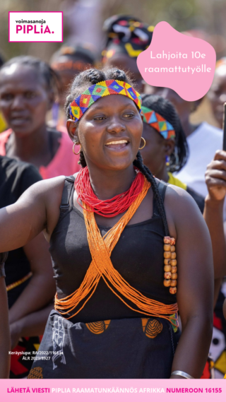 Someen tarkoitettu lahjoitusvetoomus jossa värikkäästi pukeutuneen afrikkalaisen naisen kuva ja teksti: "LÄHETÄ VIESTI PIPLIA RAAMATUNKÄÄNNÖS AFRIKKA NUMEROON 16155" ja lahjoitat 10 euroa raamattutyölle