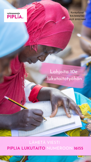 Someen tarkoitettu lahjoitusvetoomus, jossa värikkäästi pukeutuneita malawilaisia naisia lukutaitotunnilla harjoittelemassa kirjoittamista. Kuvassa teksti: "LÄHETÄ VIESTI PIPLIA LUKUTAITO NUMEROON 16155" ja lahjoita 10 euroa lukutaitotyölle.