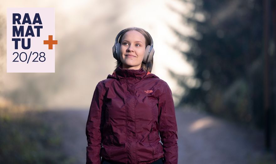 Nainen kuulokkeet päässä metsässä